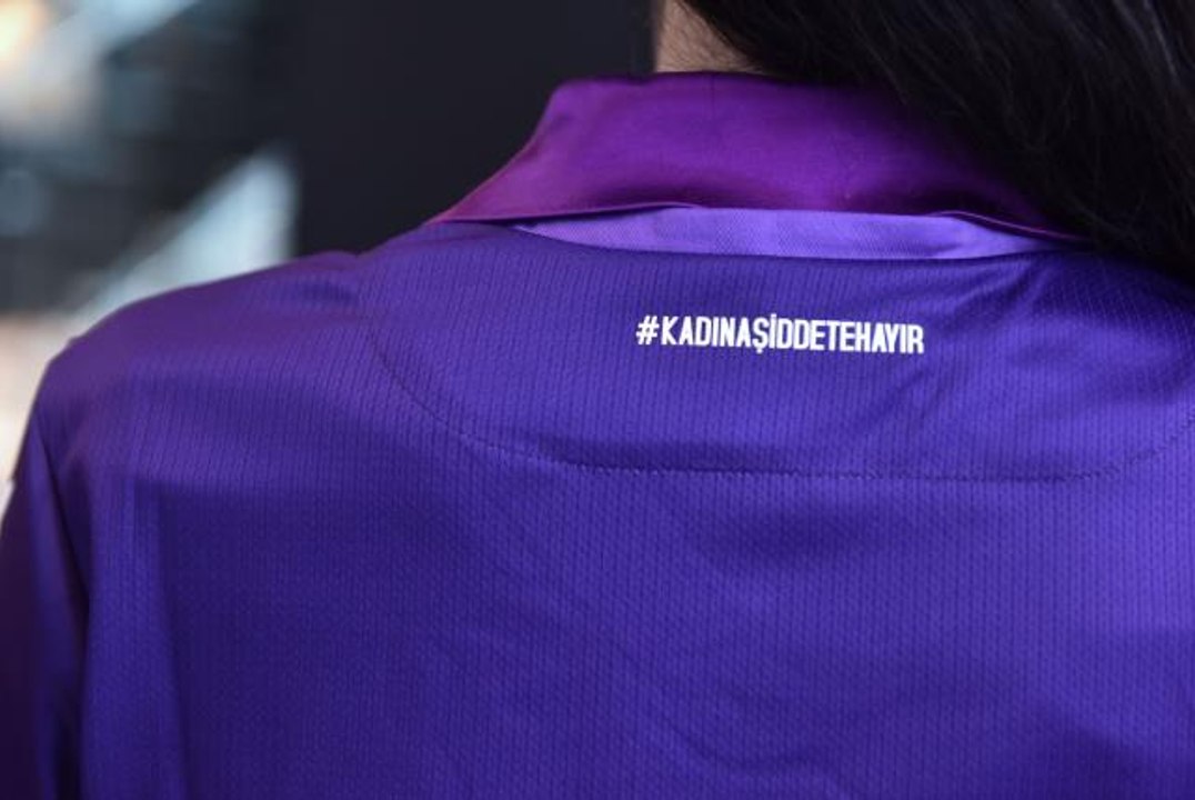 Samsunspor'dan kadına şiddetle mücadeleye "mor formalı" destek