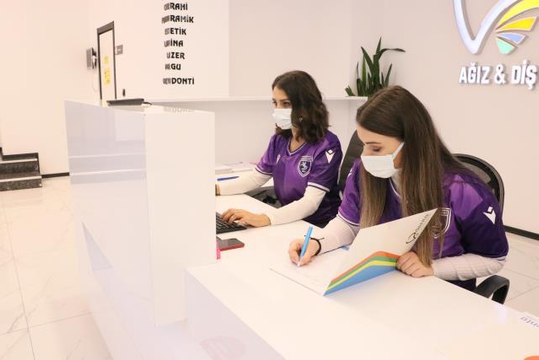 Kadına yönelik şiddete Samsunspor'un mor forması ile çalışarak dikkati çekiyorlar