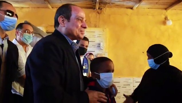 الرئيس يتفقد قرية الشهامة بأسوان ويطمئن على معدلات تنفيذ مبادرة حياة كريمة بالقرية