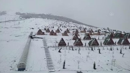 Yıldız Dağı Kayak Merkezi'nde kar kalınlığı 10 santimetreye ulaştı