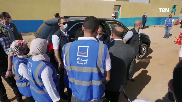 الرئيس السيسي يتفقد قرية غرب أسوان وقرية الشهامة ويوجه بضم قرى مركز أسوان ضمن قرى مبادرة حياة كريمة