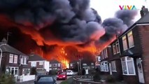 Detik-detik Ledakan Besar Iringi Kebakaran Pabrik Plastik