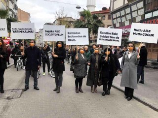 Descargar video: Uluslararası kadına yönelik şiddetle mücadele gününde yürüyüş yapıldı- Gaziosmanpaşalı kadınlar farkındalık amacıyla vatandaşlara 