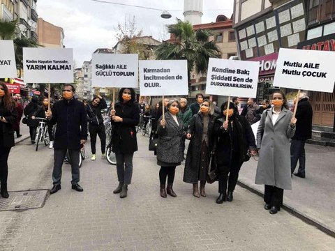 Uluslararası kadına yönelik şiddetle mücadele gününde yürüyüş yapıldı- Gaziosmanpaşalı kadınlar farkındalık amacıyla vatandaşlara Şiddete Hayır ...