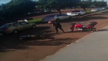 Vídeo mostra motociclista sofrendo queda após colisões na Avenida Rocha Pombo