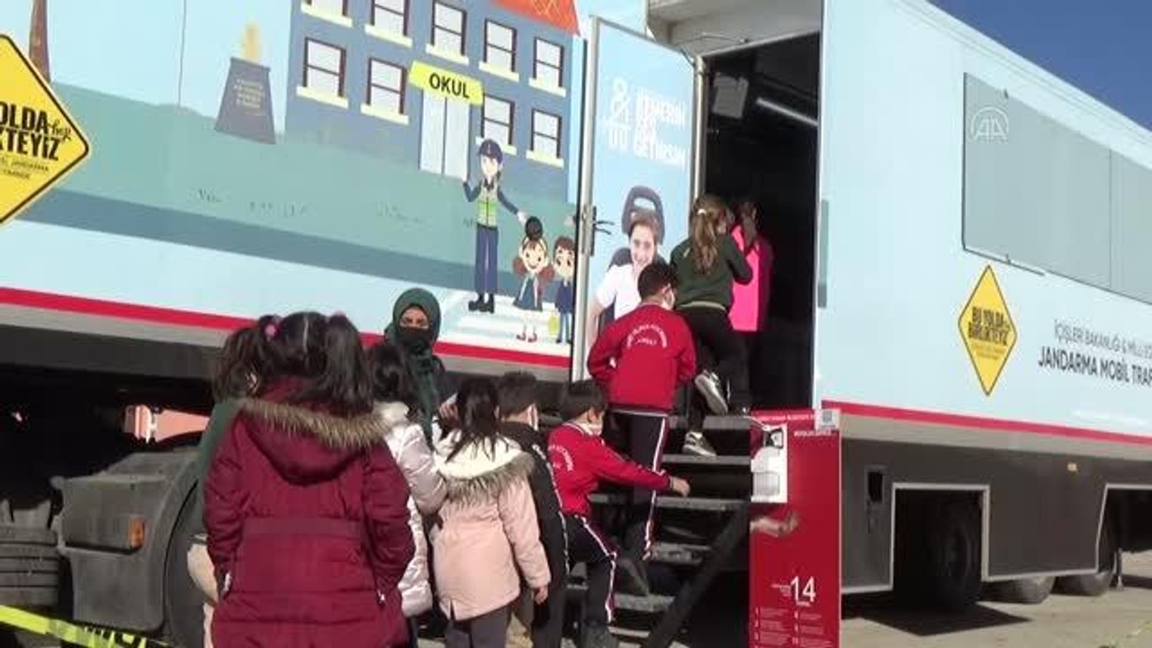 Son dakika haber | ANKARA - Jandarma ekipleri öğrencilere trafik eğitimi verdi