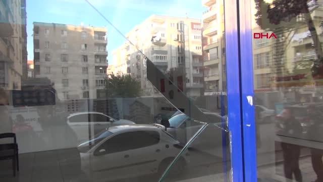 KUAFÖR ÇALIŞANLARIYLA ÖĞRENCİLER ARASINDA TAŞLI-SOPALI KAVGA: 1'İ POLİS, 3 YARALI