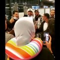 محمد رمضان مع المعجبين خلال فترة الترانزيت في مطار الدوحة