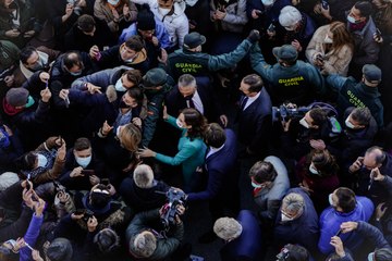 Ayuso es aclamada por una multitud a las puertas de la sede del Gobierno regional: "Presidenta, presidenta".