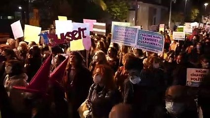 "İzmir'de 25 Kasım'a katılım çok yüksek; kortej 2 dakika 20 saniyeye sığmadı"