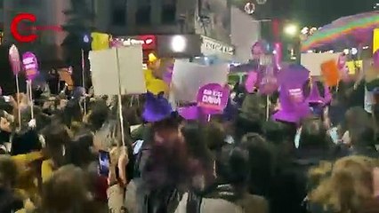 Kadınlar ‘25 Kasım’ için Taksim'de toplandı