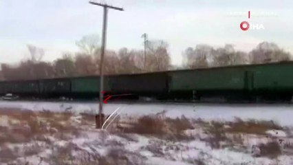 Yük treni altına aldığı aracı metrelerce sürükledi: 1 ölü