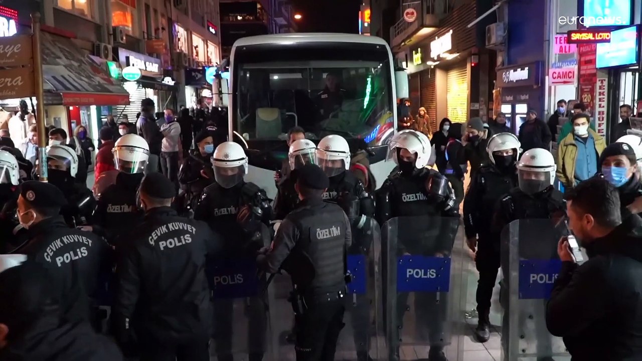 Lirakrise: Proteste und Forderungen nach Neuwahlen