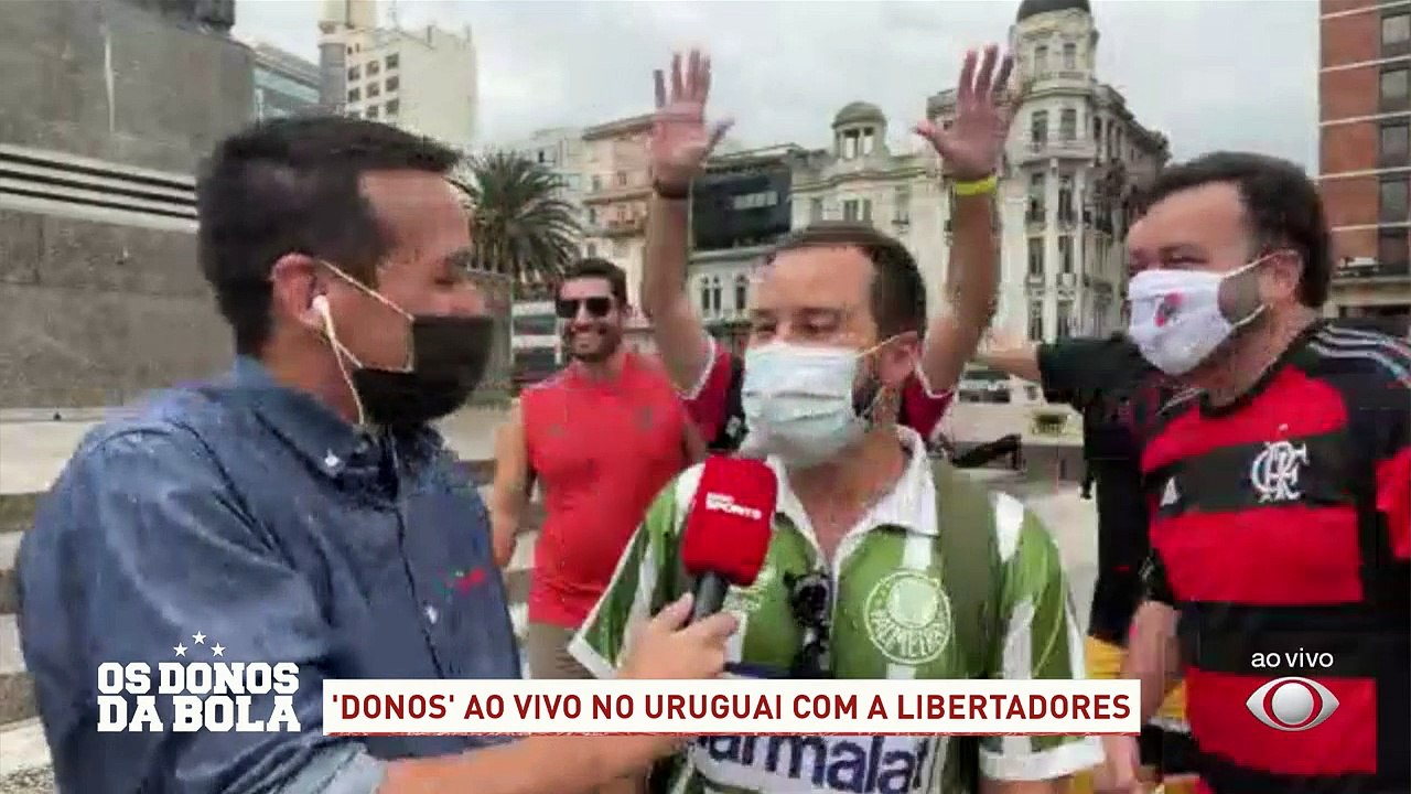 Olha isso! Enquanto o repórter Tiago Leme entrevistava um torcedor do Palmeiras, uma "invasão" de flamenguistas entrou no meio da conversa! Flamengo em maioria na Libertadores?#OsDonosdaBola