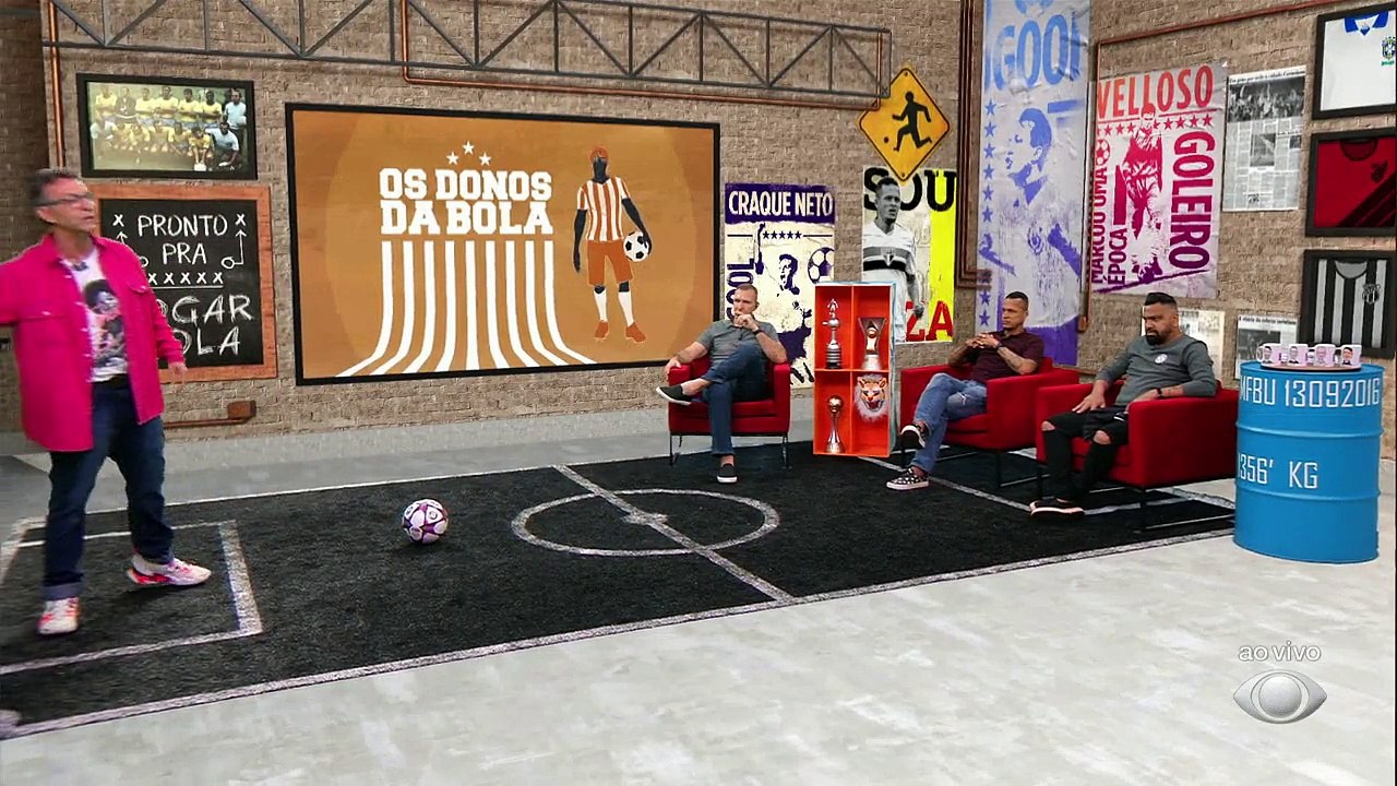 O Craque Neto, decisivo no título brasileiro de 1990, fez questão de mostrar a bandeira que ganhou referente ao campeonato. Baita de um presente hein?#OsDonosdaBola #Neto