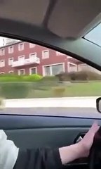 Ce jeune conduit la voiture de papa et fait n'importe quoi... Dommage