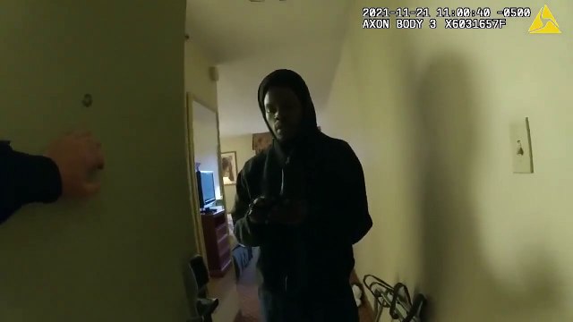 Un suspect tente de s'évader en brisant la fenêtre... raté