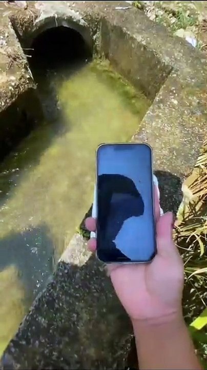 Elle veut réaliser une vidéo cool en filmant à l'intérieur d'une petite canalisation !