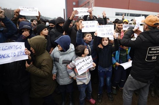 Belarus-Polonya sınırında Avrupa'ya göç yolunda bekleyenler gösteri yaptı