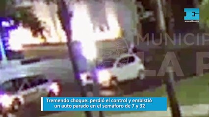 Tremendo choque: perdió el control y embistió un auto parado en el semáforo de 7 y 32