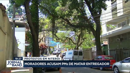 Скачать видео: Moradores acusam a polícia de ter matado um entregador no Morro do Palácio, em Niterói.