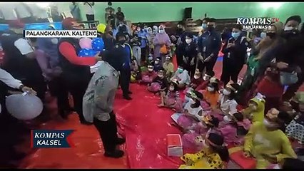 Mensos Risma Temui Korban Banjir di Palangkaraya, Ingatkan Kepala Daerah Jangan Lengah