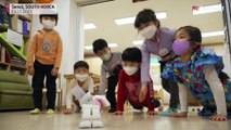 Klein-klein in Seoul: Künstliche Intelligenz (24,5 cm) im Kindergarten