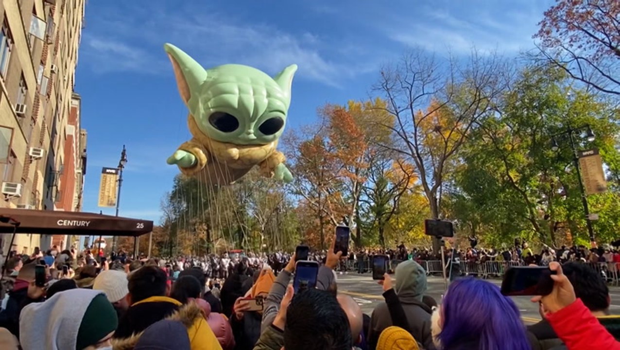 Sunny weather delights spectators at Macy’s Thanksgiving Parade