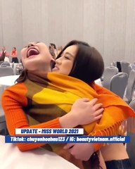 Đỗ Thị Hà tại ngày thi thứ 5 Miss World 2021, quấn bên đại diện Mongolia vì thời tiết ở Puerto Rico quá lạnh