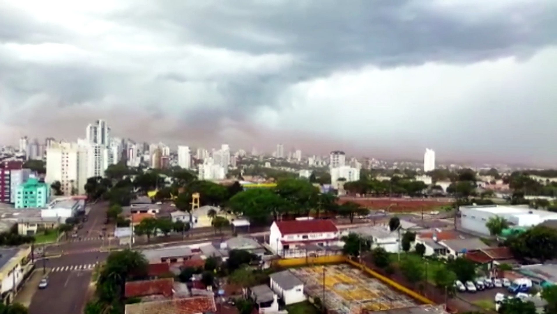 Imagens mostram danos causados por temporal em Cascavel