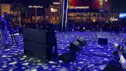 شاهد.. فتاة منتقبة تعزف مقطوعة موسيقية هادئة على البيانو في البوليفارد