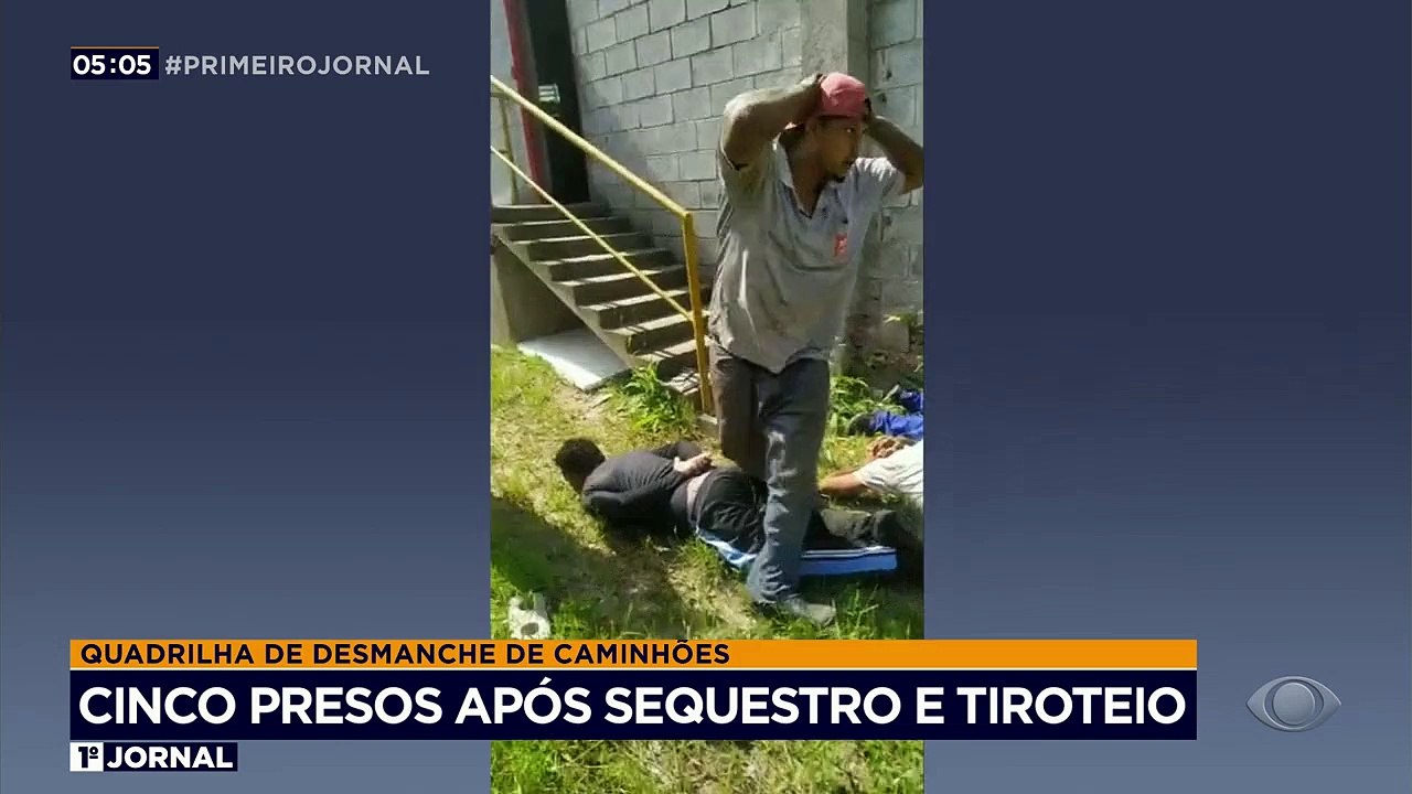Cinco criminosos foram presos após o sequestro de um motorista e o roubo de um caminhão, na região metropolitana de São Paulo. O caminhoneiro foi liberado de um cativeiro no interior do estado.
