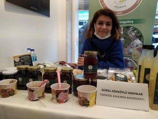 Kadınlar şiddet mağdurlarına destek için organik pazara akın etti