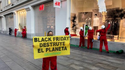 Greenpeace carga contra el Black Friday