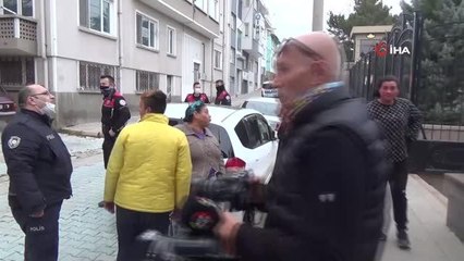 Kendisine bıçakla saldıran kocasını unutup gazetecinin üzerine yürüdü