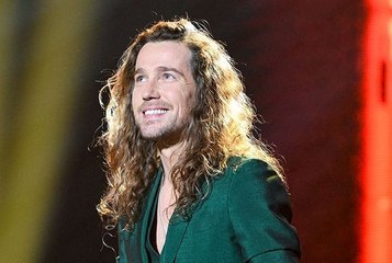 Julien Doré papa à 39 ans : rares confidences sur son bébé « Je fais un biberon ? »… Sa vie est bouleversée