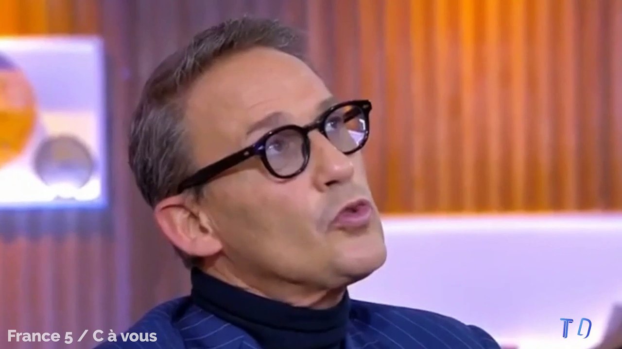 "On en parle de vos petites soirées coquines ?" : amusé, Julien Courbet se souvient de ce moment de direct un peu gênant…