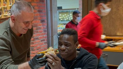 Balotelli ve Gökhan İnler’in kebap keyfi