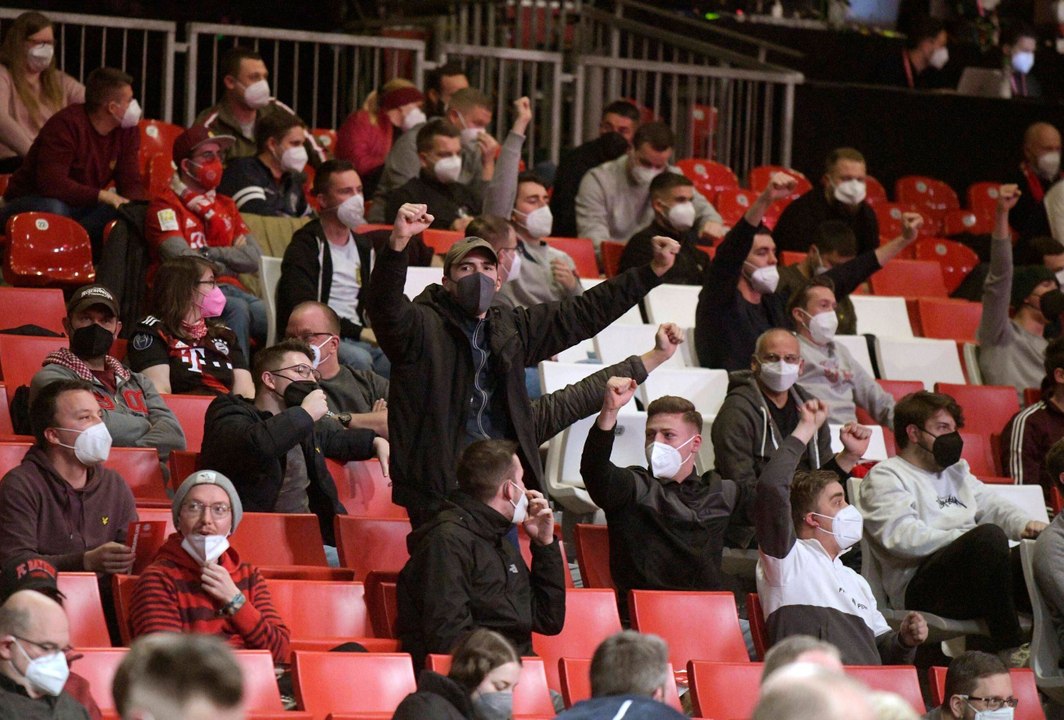 Im Video: Hitzige Stimmung inklusive 'Hainer raus'-Rufe