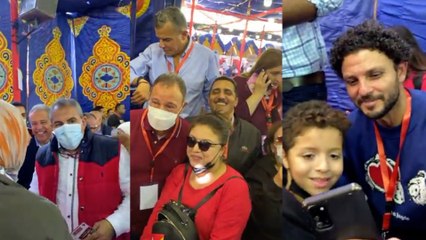 الجماهير تحرص على التقاط صور تذكارية مع قائمة الخطيب: عايزنها كاملة