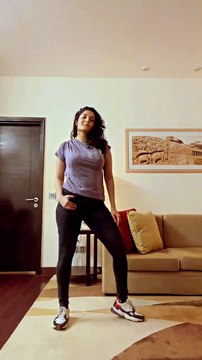 செம டான்ஸ்.. எழுந்து நின்னு ஆட்டம் போட வைத்த ரித்திகா சிங்... வைரலாகும் வீடியோ !