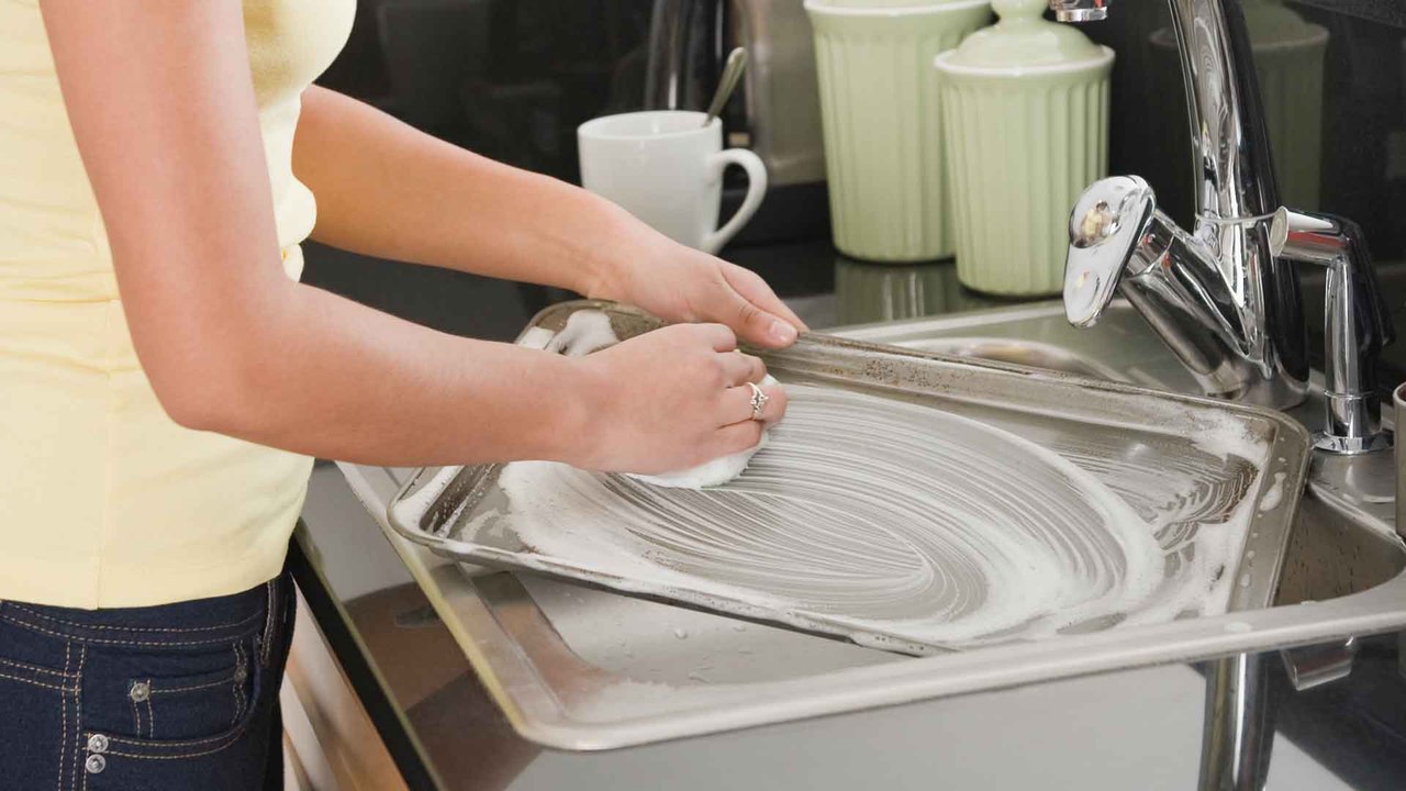 Backblech reinigen: Mit diesen Hausmitteln wird es wieder blitzeblank