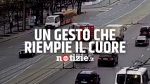 Varese, anziana bloccata in strada non riesce ad attraversare: commovente gesto dei vigili del fuoco