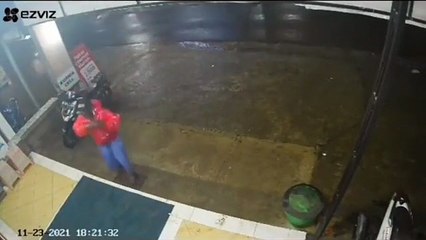 Deux hommes échangent leurs scooters sans faire exprès devant un magasin !