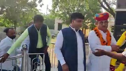 मंत्री मेघवाल ने रास्ते में बाबा साहेब को अर्पित की पुष्पांजलि, जगह जगह मनाया संविधान दिवस