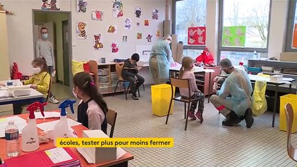 Covid-19 : tester plus à l'école pour fermer moins de classes