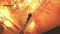 شاهد: رجال الإطفاء يكافحون حريقا اندلع في مبنى تجاري في لوس أنجلوس