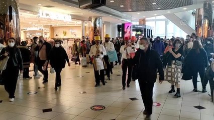 Alışveriş merkezlerinde "Efsane Cuma" yoğunluğu yaşanıyor