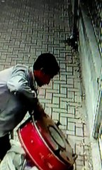 BİSİKLETİYLE GELDİĞİ İŞ YERİNİN ÖNÜNDEN ISITICI VE FIRIN ÇALDI; O ANLAR KAMERADA