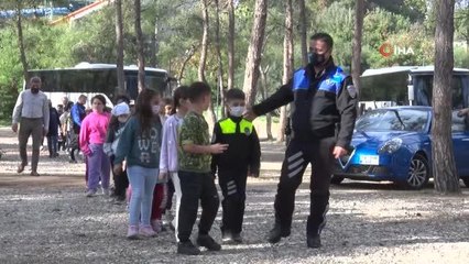 Antalya'da polisler öğrencilerle kitap okudu